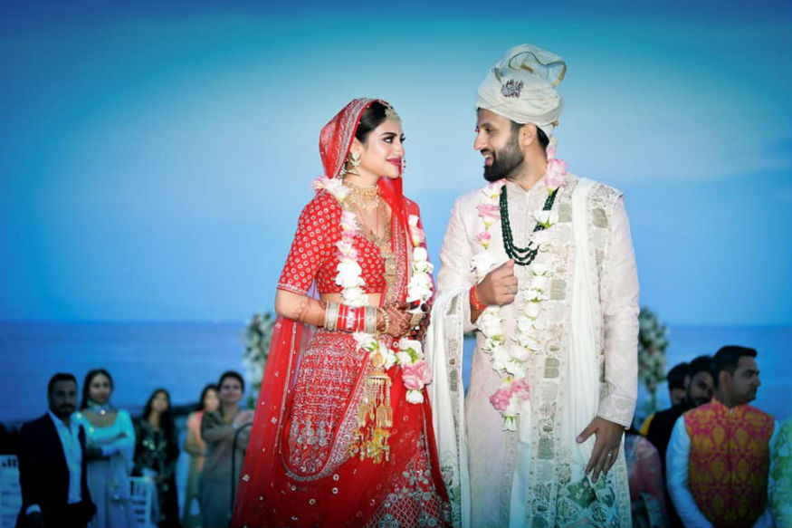 سرخ رنگ کے لہنگے میں وہ انتہائی خوبصورت نظر آ رہی ہیں جبکہ ان کے شوہر نے آف وائٹ رنگ کی شیروانی پہنی ہوئی ہے۔ سرخ رنگ کے لہنگے میں وہ انتہائی خوبصورت نظر آ رہی ہیں جبکہ ان کے شوہر نے آف وائٹ رنگ کی شیروانی پہنی ہوئی ہے۔