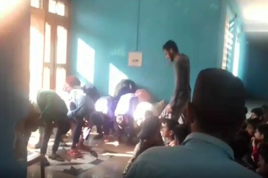 جموں و کشمیر : تاخیر سے پہنچنے پر ٹیچر نے درجنوں طلبہ کی جم کر کی پٹائی ، ویڈیو وائرل ، جانچ شروع جموں و کشمیر : تاخیر سے پہنچنے پر ٹیچر نے درجنوں طلبہ کی جم کر کی پٹائی ، ویڈیو وائرل ، جانچ شروع