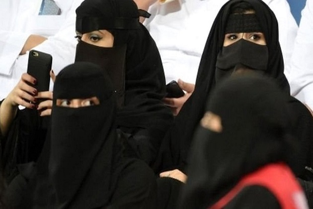 سعودی عرب میں اب خواتین مردوں کی رضامندی کے بغیر بیرون ملک سفر کر سکیں گی۔ سعودی حکومت اپنی گارجین شپ قانون میں تبدیلی کرنے جا رہی ہے۔ اس قانون کے تحت خواتین مرد محافظ یا رشتہ دار کی رضامندی کے بغیر بیرون ملک نہیں جا سکتی تھیں۔ وال اسٹریٹ جرنل کے مطابق، سعودی عرب میں 18 سال سے زائد عمر کی خواتین پر سفر کو لے کر پابندی اس سال ختم کی جا سکتی ہے۔ سعودی عرب میں اب خواتین مردوں کی رضامندی کے بغیر بیرون ملک سفر کر سکیں گی۔ سعودی حکومت اپنی گارجین شپ قانون میں تبدیلی کرنے جا رہی ہے۔ اس قانون کے تحت خواتین مرد محافظ یا رشتہ دار کی رضامندی کے بغیر بیرون ملک نہیں جا سکتی تھیں۔ وال اسٹریٹ جرنل کے مطابق، سعودی عرب میں 18 سال سے زائد عمر کی خواتین پر سفر کو لے کر پابندی اس سال ختم کی جا سکتی ہے۔
