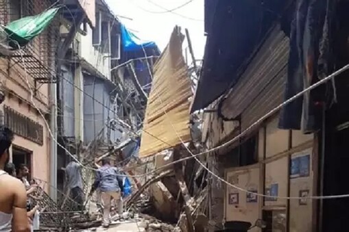  جنوبی ممبئی میں واقع ڈونگری علاقہ کی کیسر بائی عمارت کے منہدم ہونے کے دوروز بعد میونسپل کمشنر پروین پردیسی نے شدید دباﺅ میں یہاں میونسپل بی وارڈکے معاون کمشنر وویک راہی کو معطل کردیا ہے۔
