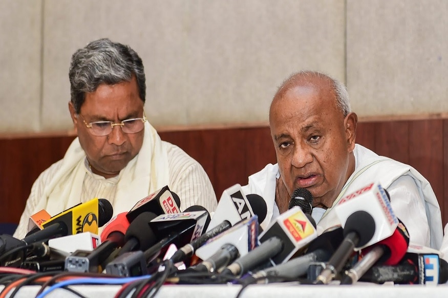 Bengaluru: JD(S) supremo H D Devegowda(R) speaks as Congress-JD(S) Co-ordination Committee Chairman & former Karnataka chief minister Siddaramaiah looks on during a joint press conference after a committee meeting for Lok Sabha Election strategy, in Bengaluru, Tuesday, March 19, 2019. (PTI Photo/Shailendra Bhojak)(PTI3_19_2019_000075B)