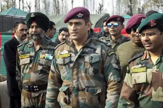 کشمیر میں بلٹ پروف جیکٹ۔گرینیڈ کے ساتھ گشت لگائیں گے ایم ایس دھونی کشمیر میں بلٹ پروف جیکٹ۔گرینیڈ کے ساتھ گشت لگائیں گے ایم ایس دھونی