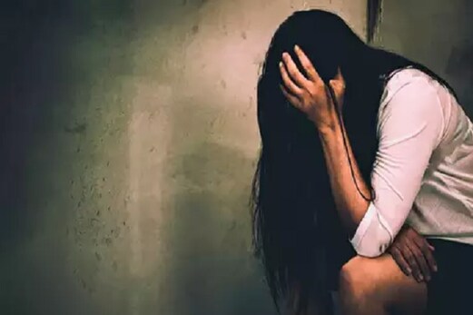 نابالغ لڑکی کو آدھی رات اٹھاکر لے گیاتھا ہیڈ کانسٹیبل، میڈیکل میں ہوئی ریپ کی تصدیق نابالغ لڑکی کو آدھی رات اٹھاکر لے گیاتھا ہیڈ کانسٹیبل، میڈیکل میں ہوئی ریپ کی تصدیق