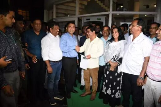 کرناٹک کے بعد گوا میں کانگریس کو بحران، اپوزیشن لیڈرسمیت 10 اراکین اسمبلی بی جے پی میں شامل کرناٹک کے بعد گوا میں کانگریس کو بحران، اپوزیشن لیڈرسمیت 10 اراکین اسمبلی بی جے پی میں شامل