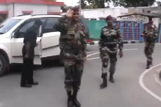 فوج کی وردی میں ایم ایس دھونی نے کیا سیلوٹ، بولے جے ہند، وائرل ہوا ویڈیو فوج کی وردی میں ایم ایس دھونی نے کیا سیلوٹ، بولے جے ہند، وائرل ہوا ویڈیو