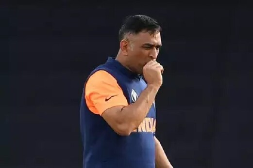 انگوٹھے میں چوٹ لگنے کے سبب بہہ رہا تھا خون، پھربھی ملک کے لئے کھیل رہے تھے دھونی انگوٹھے میں چوٹ لگنے کے سبب بہہ رہا تھا خون، پھربھی ملک کے لئے کھیل رہے تھے دھونی