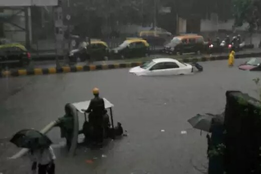 ممبئی میں پھر شروع ہوئی موسلا دھار بارش ، کئی علاقوں میں سیلاب جیسی صورتحال ، ریلوے ٹریفک بھی متاثر ممبئی میں پھر شروع ہوئی موسلا دھار بارش ، کئی علاقوں میں سیلاب جیسی صورتحال ، ریلوے ٹریفک بھی متاثر