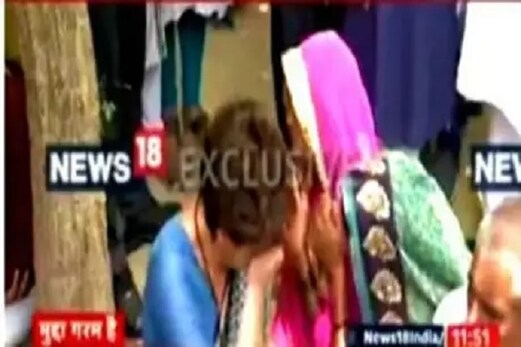 سون بھدر واقعہ: متاثرہ خواتین سے مل کر جذباتی ہوئیں پرینکا گاندھی، آنکھوں سے چھلک آئے آنسو، دیکھیں ویڈیو سون بھدر واقعہ: متاثرہ خواتین سے مل کر جذباتی ہوئیں پرینکا گاندھی، آنکھوں سے چھلک آئے آنسو، دیکھیں ویڈیو