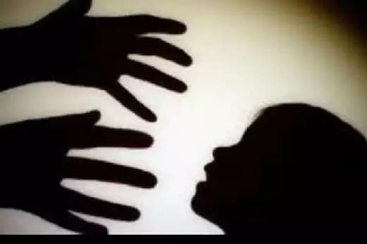 کیجریوال کی جنسی زیادتی کی شکار 6 سالہ بچی سے اسپتال میں ملاقات، 10 لاکھ روپئے کی امداد کا اعلان کیجریوال کی جنسی زیادتی کی شکار 6 سالہ بچی سے اسپتال میں ملاقات، 10 لاکھ روپئے کی امداد کا اعلان