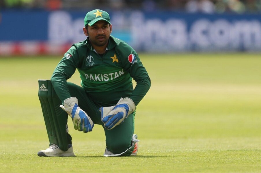  پی سی بی ذرائع نے کہا کہ سرفرازاحمد نے ایسا کرنے سے واضح طورپرانکار کردیا اوروسیم خان سے کہا کہ بورڈ اگر چاہتا ہے تو انہیں برخاست کرسکتا ہے، لیکن وہ خود عہدہ نہیں چھوڑیں گے۔ ذرائع نے ساتھ ہی کہا کہ سرفراز احمد آسٹریلیا دورہ پر پاکستان کی ٹی -20 اور ٹسٹ ٹیم کا بھی حصہ نہیں ہوں گے کیونکہ کوچ اور چیف سلیکٹر مصباح الحق نے اب وکٹ کیپر بلے بازمحمد رضوان کو موقع دینےکا فیصلہ کیا ہے۔