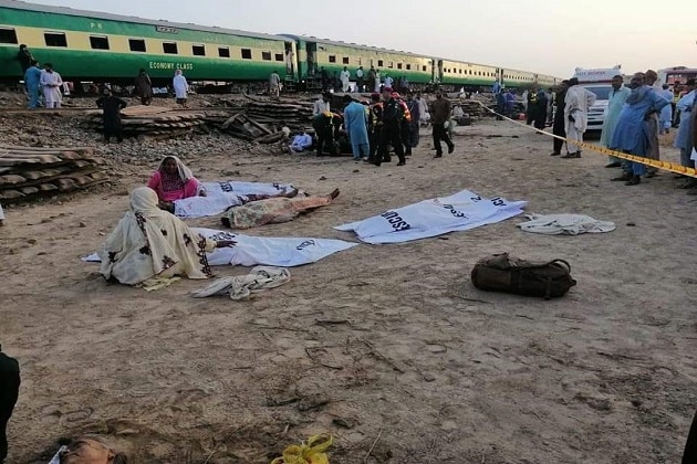 اکبرایکسپریس مال گاڑی سے ٹکرائی ۔ 10 مسافرہلاک۔ متعددزحمی۔(تصویر:سوشل میڈیا)۔