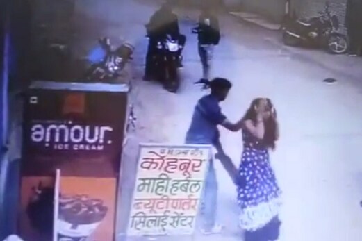 شوہر نے سر راہ بیوی کے ساتھ کیا یہ، پوری تصویر سی سی ٹی وی کیمرے میں قید شوہر نے سر راہ بیوی کے ساتھ کیا یہ، پوری تصویر سی سی ٹی وی کیمرے میں قید