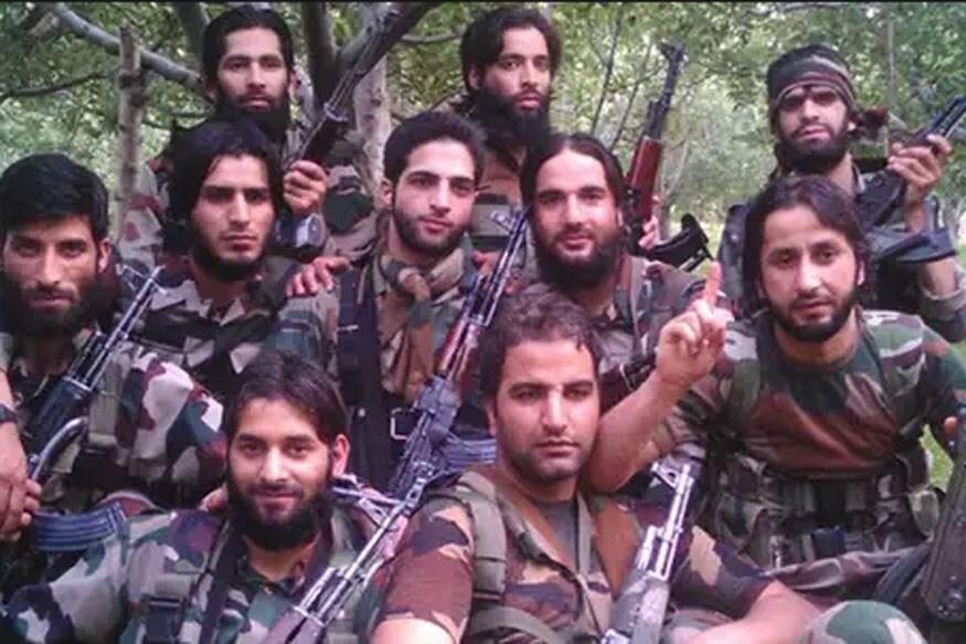 دہشت گرد برہان وانی اپنے ساتھیوں کے ساتھ ۔(تصویر:فائل فوٹو)۔