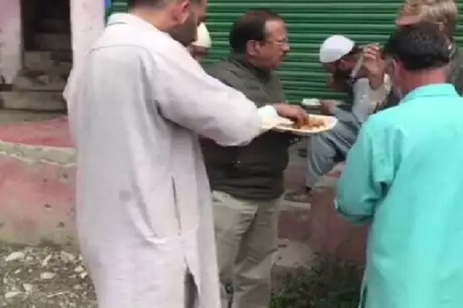 دفعہ 370 ہٹنے کےبعد کشمیرپہنچےڈوبھال، سڑک پرلوگوں کے ساتھ کھانا کھایا- کہا- سب کچھ اچھا ہوگا دفعہ 370 ہٹنے کےبعد کشمیرپہنچےڈوبھال، سڑک پرلوگوں کے ساتھ کھانا کھایا- کہا- سب کچھ اچھا ہوگا
