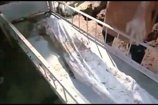 اترپردیش کے بانڈا ضلع میں دفنانے کے 22 سال بعد قبر سے نکلی میت۔ لوگوں کو ہوئی حیرانی ۔ دیکھیں ویڈیو اترپردیش کے بانڈا ضلع میں دفنانے کے 22 سال بعد قبر سے نکلی میت۔ لوگوں کو ہوئی حیرانی ۔ دیکھیں ویڈیو
