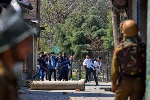 لیفٹیننٹ جنرل کا بڑا دعویٰ: پکڑے گئے 83 فیصد مبینہ دہشت گرد پہلےکشمیرمیں کرتے تھے پتھربازی لیفٹیننٹ جنرل کا بڑا دعویٰ: پکڑے گئے 83 فیصد مبینہ دہشت گرد پہلےکشمیرمیں کرتے تھے پتھربازی