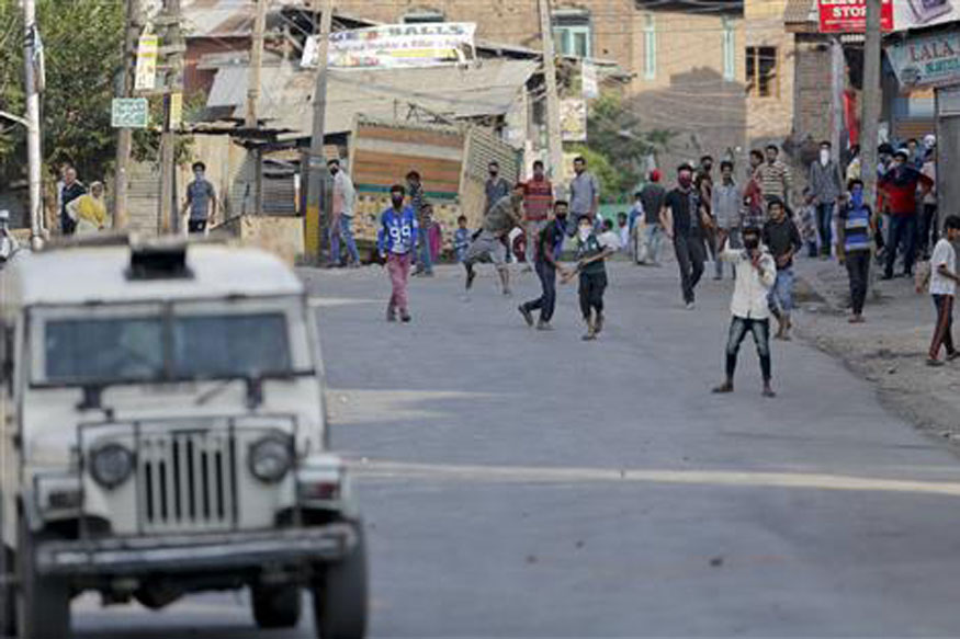 جموں وکشمیر میں پتھراؤ کا منظر۔(فائل فوٹو)۔