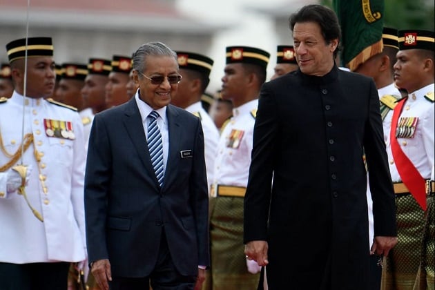 پاکستان کے وزیراعظم ملائیشیاکے وزیراعظم مہاتیرمحمد کے ساتھ ۔(تصویر:عمران خان ٹویٹر)۔