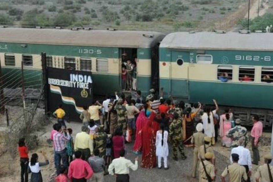 انڈین ریلوے نے اتوارکواعلان کیا ہے کہ اس نے اپنے بین الاقوامی سرحد تک سمجھوتہ ایکسپریس ٹرین کی آمد ورفت بند کردی ہے۔ فائل فوٹو