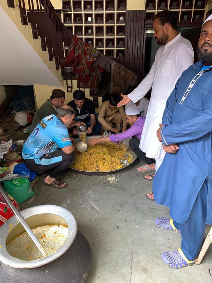 یوسف پٹھان سیلاب سے متاثرہ لوگوں کے لئے کھانے کا انتظام کراتے ہوئے۔