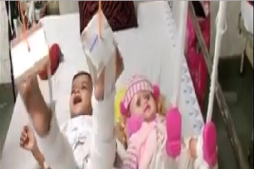 سوتے ہوئے بستر سے گر گئی تھی 11 ماہ کی بچی، پلاسٹک کی گڑیا نے علاج میں کی ایسے مدد سوتے ہوئے بستر سے گر گئی تھی 11 ماہ کی بچی، پلاسٹک کی گڑیا نے علاج میں کی ایسے مدد