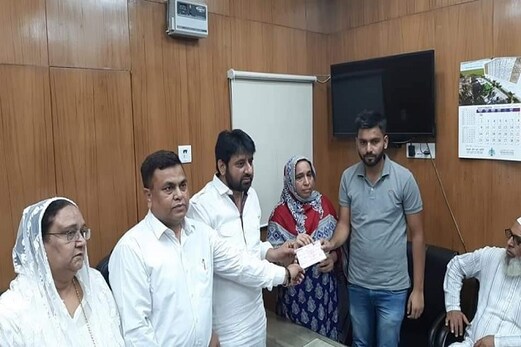 گمشدہ طالب علم نجیب احمد کےبھائی کودہلی وقف بورڈ میں ملازمت، ماں کو5 لاکھ روپئےکا چیک گمشدہ طالب علم نجیب احمد کےبھائی کودہلی وقف بورڈ میں ملازمت، ماں کو5 لاکھ روپئےکا چیک