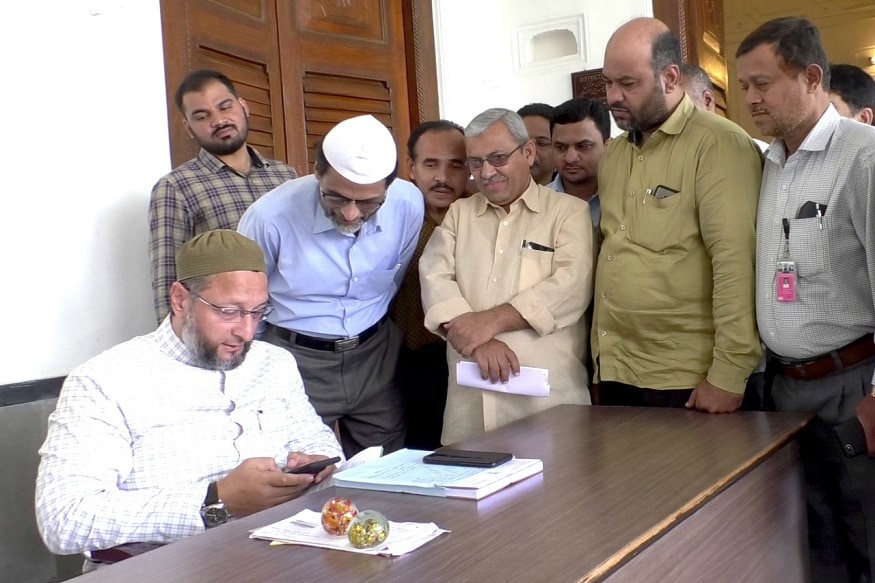 تلنگانہ اردو ورکنگ جرنلسٹس فیڈریشن کے وفد کی اسد الدین اویسی ایم پی سے نمائندگی۔(تصویر:پریس ریلیز)۔