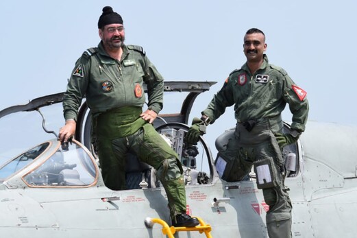 پاکستانی جنگی طیارہ کو مار گرانے والے ابھینندن کی واپسی ، فضائیہ کے سربراہ کے ساتھ بھری اڑان پاکستانی جنگی طیارہ کو مار گرانے والے ابھینندن کی واپسی ، فضائیہ کے سربراہ کے ساتھ بھری اڑان