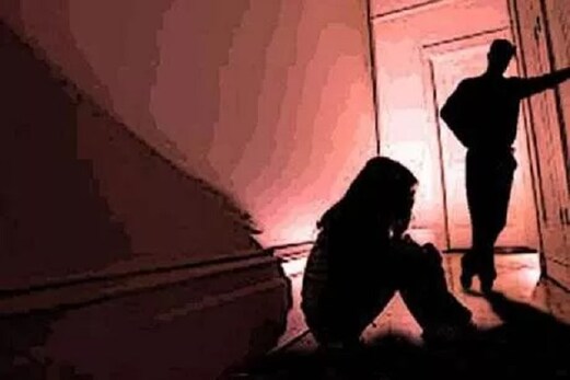 بیوی کو جوئے میں ہارا شوہر، دوستوں کو بلایا گھر اور پھر۔۔۔۔ بیوی کو جوئے میں ہارا شوہر، دوستوں کو بلایا گھر اور پھر۔۔۔۔