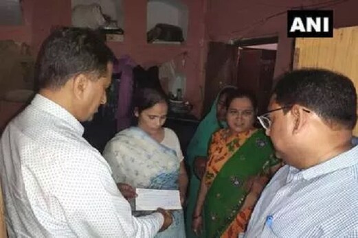 کملیش تیواری کی بیوی کو 15 لاکھ کا چیک دینے خود پہنچےڈی ایم، یوپی لائےگئے دونوں ملزم کملیش تیواری کی بیوی کو 15 لاکھ کا چیک دینے خود پہنچےڈی ایم، یوپی لائےگئے دونوں ملزم