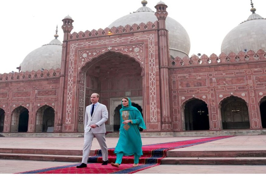 پاکستان کے پانچ روزہ دورے کے بعد برطانیہ کے شہزادہ ولیم اور ان کی اہلیہ کیٹ مڈلٹن جمعہ کو اپنے وطن واپس لوٹ گئے۔