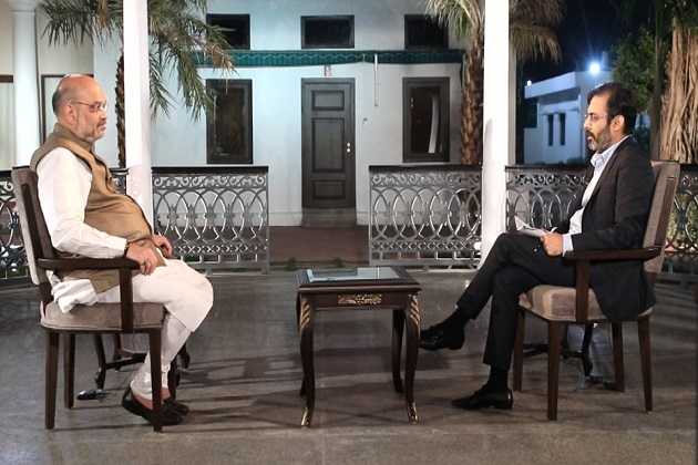 مرکزی وزیر داخلہ اور بی جے پی صدر امت شاہ نے موب لنچنگ پر بڑا بیان دیا ہے۔ امت شاہ نے کہا کہ لنچنگ غریب کے ساتھ ہوتی ہے، کسی خاص ذات کے خلاف نہیں۔ نیوز 18 نیٹ ورک گروپ کے ایڈیٹر ان چیف راہل جوشی کو دئیے ایکسکلوزیو انٹرویو میں انہوں نے بی جے پی کی ریاستوں میں موب لنچنگ بڑھنے کی بات کو مسترد کر دیا اور کہا کہ یہ پہلے بھی ہوتی تھی۔ وزیر داخلہ نے کہا کہ آج لنچنگ کو رنگ دیا جاتا ہے۔ لنچنگ کو ملک سے ختم کرنے کے معاملہ پر وزیر داخلہ نے کہا کہ بیداری سے اسے ختم کیا جا سکتا ہے۔ مرکزی وزیر داخلہ اور بی جے پی صدر امت شاہ نے موب لنچنگ پر بڑا بیان دیا ہے۔ امت شاہ نے کہا کہ لنچنگ غریب کے ساتھ ہوتی ہے، کسی خاص ذات کے خلاف نہیں۔ نیوز 18 نیٹ ورک گروپ کے ایڈیٹر ان چیف راہل جوشی کو دئیے ایکسکلوزیو انٹرویو میں انہوں نے بی جے پی کی ریاستوں میں موب لنچنگ بڑھنے کی بات کو مسترد کر دیا اور کہا کہ یہ پہلے بھی ہوتی تھی۔ وزیر داخلہ نے کہا کہ آج لنچنگ کو رنگ دیا جاتا ہے۔ لنچنگ کو ملک سے ختم کرنے کے معاملہ پر وزیر داخلہ نے کہا کہ بیداری سے اسے ختم کیا جا سکتا ہے۔