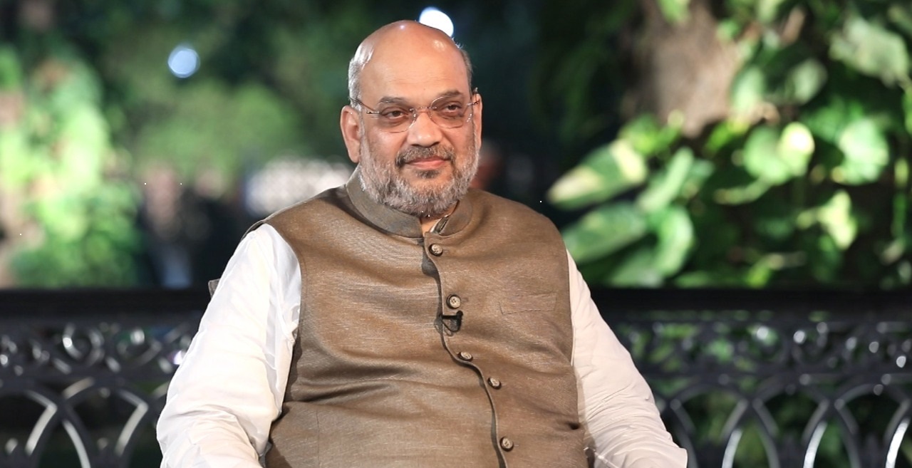 وزیرداخلہ نےمزید کہا، 'اگرکوئی روزی روٹی کےلئےآتا ہے یا لاء اینڈ آرڈرخراب کرنے کےلئے آتا ہے تو وہ درانداز ہوتا ہے۔ سبھی مسلمان دراندازہیں ایسا میرا کہنا نہیں ہے۔ ان پر مذہبی استحصال ہونےکے امکانات نہیں ہیں'۔ اس کے ساتھ ہی انہوں نے سوال پوچھا 'تقسیم کے وقت دونوں پاکستان ملا کر30 فیصد مسلمان تھے، اب 6.5 فیصد ہوگئے، باقی کےکہاں گئے'؟ وزیرداخلہ نےمزید کہا، 'اگرکوئی روزی روٹی کےلئےآتا ہے یا لاء اینڈ آرڈرخراب کرنے کےلئے آتا ہے تو وہ درانداز ہوتا ہے۔ سبھی مسلمان دراندازہیں ایسا میرا کہنا نہیں ہے۔ ان پر مذہبی استحصال ہونےکے امکانات نہیں ہیں'۔ اس کے ساتھ ہی انہوں نے سوال پوچھا 'تقسیم کے وقت دونوں پاکستان ملا کر30 فیصد مسلمان تھے، اب 6.5 فیصد ہوگئے، باقی کےکہاں گئے'؟