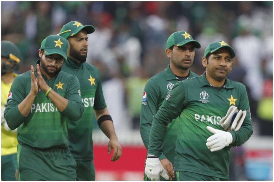  پاکستان کرکٹ بورڈ نے برخاست کئے گئے کپتان سرفراز احمد کو سبھی تینوں فارمیٹ میں کپتانی چھوڑ کر باعزت طریقے سے جانے کا مشورہ دیا تھا، لیکن اس وکٹ کیپر بلے باز نے اس مشورہ کو مسترد کردیا۔ مصدقہ ذرائع کا کہنا ہے کہ سرفرازاحمد جب بورڈ کے سی ای او وسیم خان سے جمعہ کو ملے تو انہیں عہدہ چھوڑنے کو کہا گیا۔ وہ 2017 سے تینوں فارمیٹ کے قومی ٹیم کپتان تھے۔