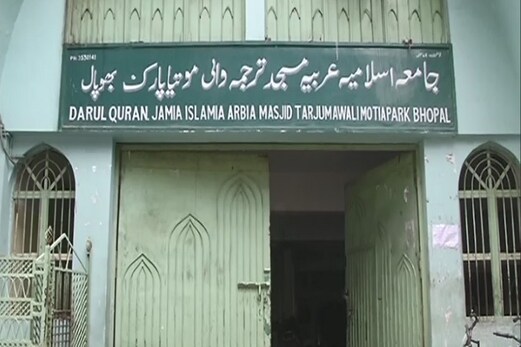 مدرسہ میں قائم گئو شالہ کے جانوروں کی خدمت کرتے ہیں مفتیان کرام، دیکھیں ویڈیو مدرسہ میں قائم گئو شالہ کے جانوروں کی خدمت کرتے ہیں مفتیان کرام، دیکھیں ویڈیو