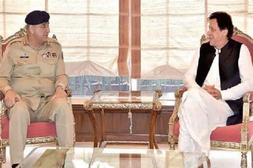 عمران خان نے کھودیا فوج کا اعتماد، جنرل قمر باجوہ سے پوچھ کرلے رہےہیں فیصلے عمران خان نے کھودیا فوج کا اعتماد، جنرل قمر باجوہ سے پوچھ کرلے رہےہیں فیصلے