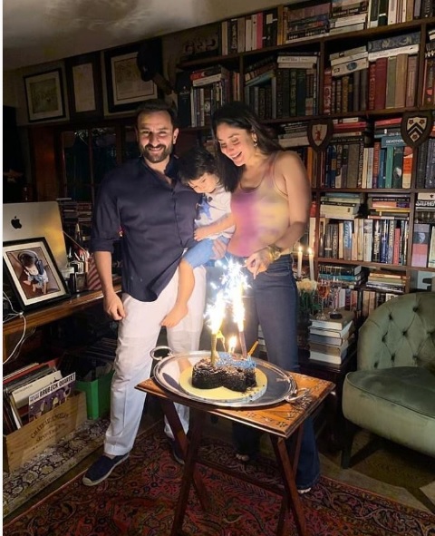 دوسری تصویر میں کرینہ کپور اور سیف علی خان چھوٹے نواب یعنی تیمور علی خان کو گود میں لئے نظر آرہے ہیں۔ دوسری تصویر میں کرینہ کپور اور سیف علی خان چھوٹے نواب یعنی تیمور علی خان کو گود میں لئے نظر آرہے ہیں۔