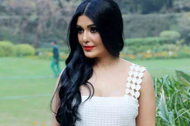 کوئنا مترا نے مزید کہا کہ وہ مجھ کو دھمکی دیتا تھا کہ مجھ سے شادی کرنے کے بعد میرا پاسپورٹ جلا دے گا اور ترکی چلا جائے گا ۔ اس کے ساتھ رشتہ توڑنے کے بعد میری ایسی حالت ہوگئی تھی میں تین سالوں تک کسی کے ساتھ ڈیٹ کرنے کے بارے میں سوچ بھی نہیں سکی تھی ۔ کوئنا مترا نے مزید کہا کہ وہ مجھ کو دھمکی دیتا تھا کہ مجھ سے شادی کرنے کے بعد میرا پاسپورٹ جلا دے گا اور ترکی چلا جائے گا ۔ اس کے ساتھ رشتہ توڑنے کے بعد میری ایسی حالت ہوگئی تھی میں تین سالوں تک کسی کے ساتھ ڈیٹ کرنے کے بارے میں سوچ بھی نہیں سکی تھی ۔