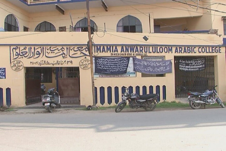 این سی آر ٹی کی کتابیں سپلائی کرنے سے ریاست کے امداد یافتہ دینی مدارس کا تعلیمی نظام بحرانی حالت کا شکارہو گیا ہے۔(تصویر:نیوز18اردو)۔