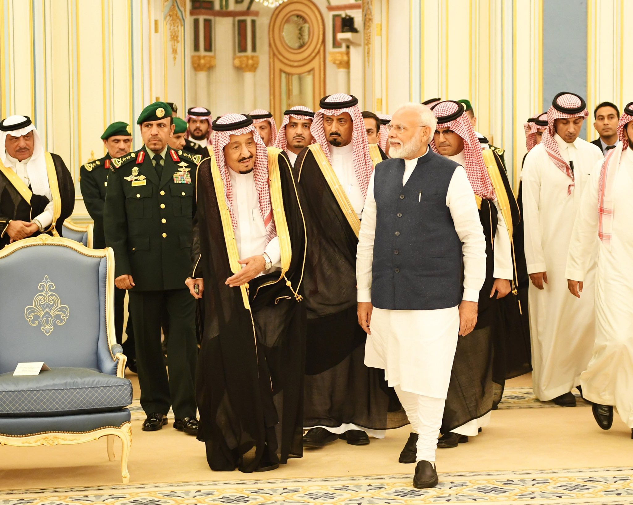 اس دورے کے دوران وزیر اعظم مودی نے سعودی شاہ سلمان بن عبدالعزیز اور ولی عہد شہزادہ محمد بن سلمان کے علاوہ متعدد عالمی رہنماوں کے ساتھ باہمی تبادلہ خیال کیا۔ قبل ازیں فیوچر انوسٹمنٹ انیشی ایٹیو(ایف آئی آئی)کے اجلاس سے خطاب کرتے ہوئے وزیر اعظم مودی نے سعودی کمپنیوں کو ہندوستان کی توانائی کے شعبے میں سرمایہ کاری کرنے کی دعوت دیتے ہوئے بتایا کہ ہندوستان نے اس شعبے میں 2024 تک 100بلین ڈالر کی سرمایہ کاری کا ہدف مقرر کیا ہے۔ اس دورے کے دوران وزیر اعظم مودی نے سعودی شاہ سلمان بن عبدالعزیز اور ولی عہد شہزادہ محمد بن سلمان کے علاوہ متعدد عالمی رہنماوں کے ساتھ باہمی تبادلہ خیال کیا۔ قبل ازیں فیوچر انوسٹمنٹ انیشی ایٹیو(ایف آئی آئی)کے اجلاس سے خطاب کرتے ہوئے وزیر اعظم مودی نے سعودی کمپنیوں کو ہندوستان کی توانائی کے شعبے میں سرمایہ کاری کرنے کی دعوت دیتے ہوئے بتایا کہ ہندوستان نے اس شعبے میں 2024 تک 100بلین ڈالر کی سرمایہ کاری کا ہدف مقرر کیا ہے۔