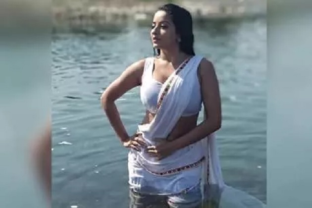 مونالیسا نے تصویر شیئر کرتے ہوئے کیپشن میں لکھا "(Take Me Back۔ مونالیسا کے فینس ان تصویروں کو کافی پسند کررہے ہیں۔ مونالیسا نے تصویر شیئر کرتے ہوئے کیپشن میں لکھا "(Take Me Back۔ مونالیسا کے فینس ان تصویروں کو کافی پسند کررہے ہیں۔