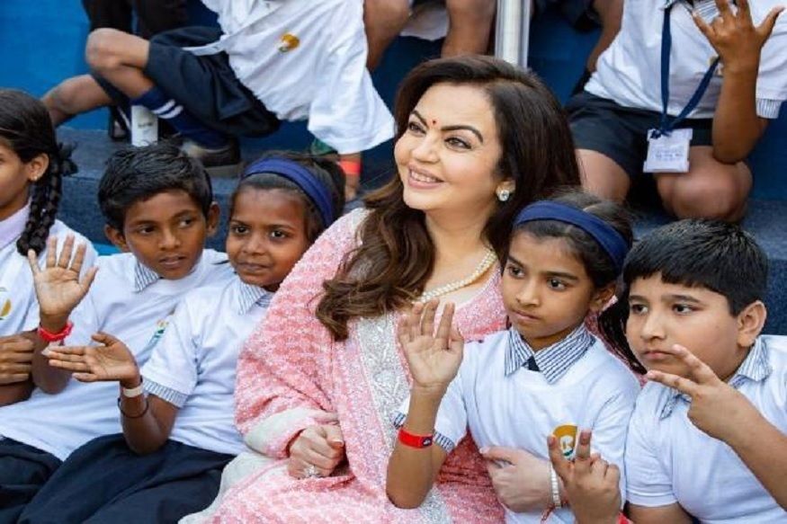 نیتا امبانی کھیلوں کو فروغ دینے کے لیے کافی دلچسپی کا مظاہرہ کرتی رہی ہیں۔انہوں نے اسکولی نصاب میں کھیلوں کوشامل کرنے پرزوردیاہے۔(تصویر:نیوز18)۔