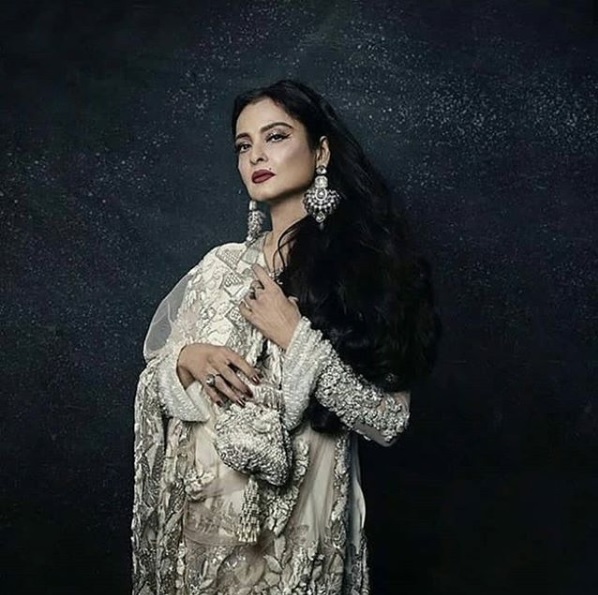 کہا یہ بھی جاتا ہے کہ ریکھا کو اپنے والد سے اتنی نفرت تھی کہ وہ ان کی آخری رسوم میں بھی نہیں گئیں۔ کہا یہ بھی جاتا ہے کہ ریکھا کو اپنے والد سے اتنی نفرت تھی کہ وہ ان کی آخری رسوم میں بھی نہیں گئیں۔