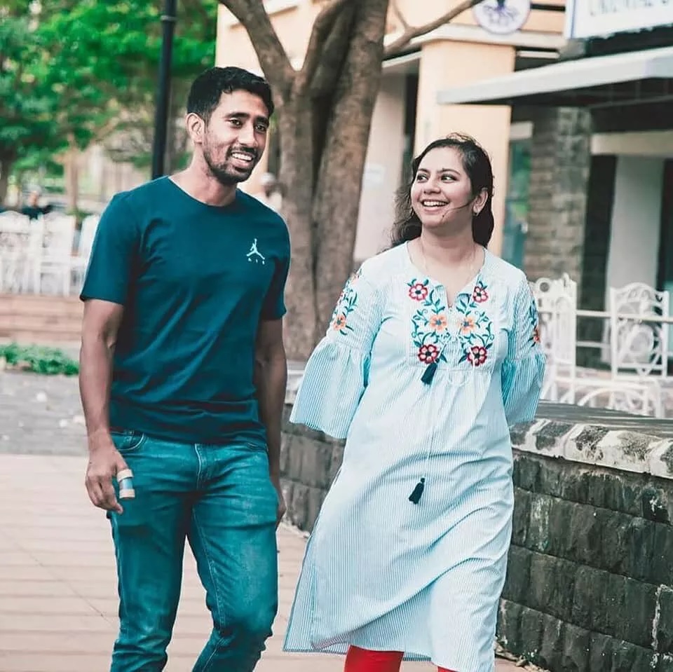 ردھیمان ساہا کی لو اسٹوری بھی بہت دلسپ ہے۔ ساہا اپنی بیوی دیبارتی سے آرکٹ پر ملے تھے۔ اس کے بعد دونوں نے ایک دوسرے کو 4 سال تک ڈیت کیا اور پھر سال 2011 میں ساہا نے شادی کی۔ اس شادی میں محض 200 لوگ ہی شریک ہوئے تھے۔ دونوں جلد ہی ایک بچی کے والدین بھی بنے۔ ردھیمان ساہا کی لو اسٹوری بھی بہت دلسپ ہے۔ ساہا اپنی بیوی دیبارتی سے آرکٹ پر ملے تھے۔ اس کے بعد دونوں نے ایک دوسرے کو 4 سال تک ڈیت کیا اور پھر سال 2011 میں ساہا نے شادی کی۔ اس شادی میں محض 200 لوگ ہی شریک ہوئے تھے۔ دونوں جلد ہی ایک بچی کے والدین بھی بنے۔