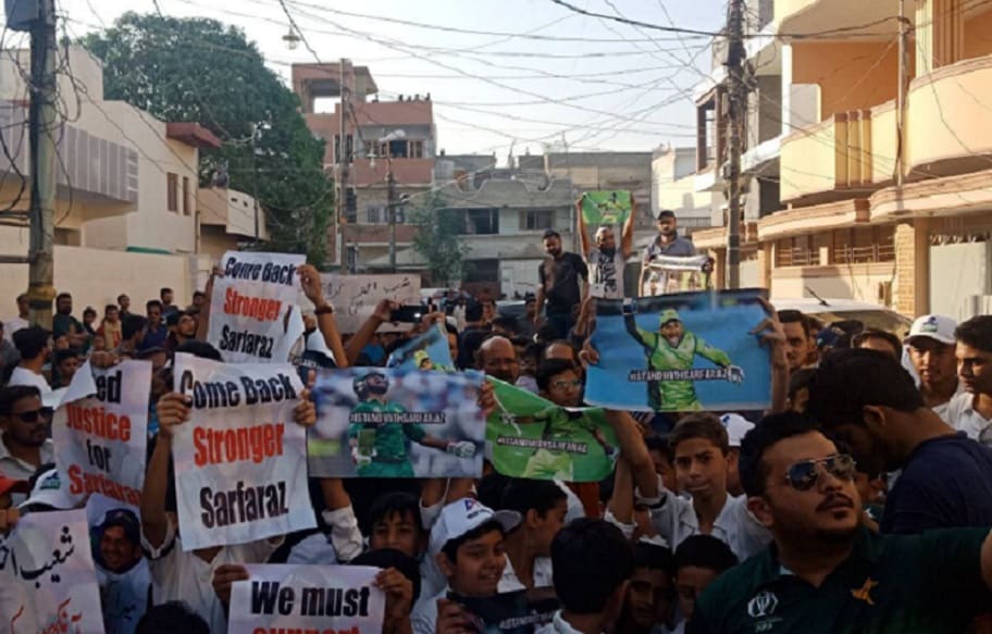 کراچی میں سرفرازاحمد کی حمایت میں احتجاج کرتے ہوئے لوگ۔