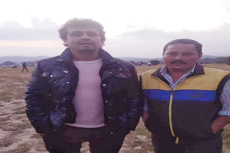 بالی ووڈ کی فلموں کے مشہور ہندی سنگر سونو نگم نے کانگڑا پہنچ کر پیرا گلائڈنگ کا جم کر لطف اٹھایا۔ بالی ووڈ کی فلموں کے مشہور ہندی سنگر سونو نگم نے کانگڑا پہنچ کر پیرا گلائڈنگ کا جم کر لطف اٹھایا۔