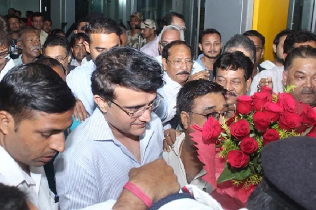 ممبئی میں اپنے نام پر بی سی سی آئی صدر کی مہر لگوانے کے بعد ہندستانی سابق کپتان سوربگ گانگلولی کولکاتہ اپنے گھر لوٹ آئے ہیں۔ جہاں ان کا شاندار استقبال کوا۔ ان کے پہنچتے ہی سڑکوں پر آتش بازی ہونی شروع ہوگئی۔ ممبئی میں اپنے نام پر بی سی سی آئی صدر کی مہر لگوانے کے بعد ہندستانی سابق کپتان سوربگ گانگلولی کولکاتہ اپنے گھر لوٹ آئے ہیں۔ جہاں ان کا شاندار استقبال کوا۔ ان کے پہنچتے ہی سڑکوں پر آتش بازی ہونی شروع ہوگئی۔