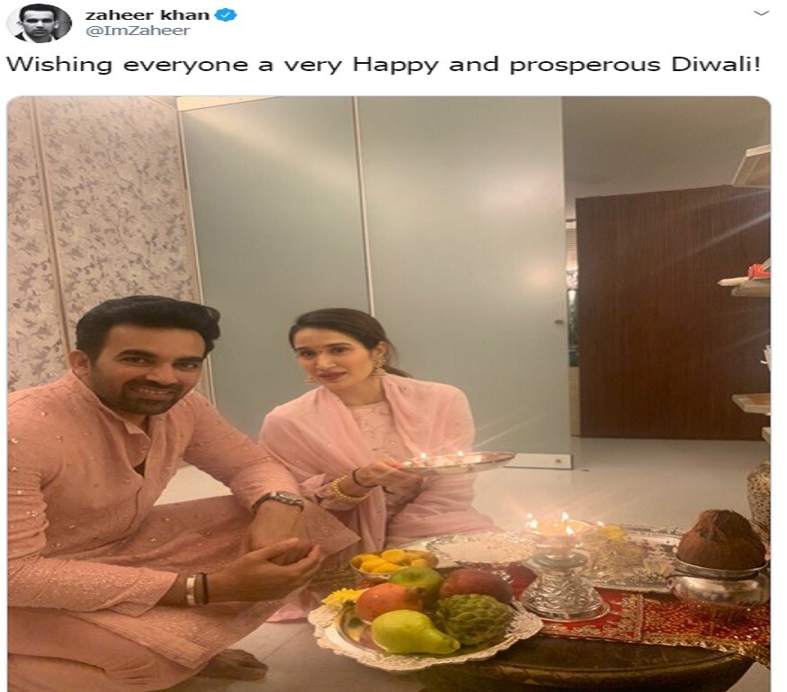 ظہیرخان نے دیوالی پوجا کی۔
