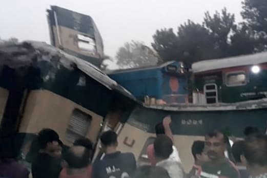 بنگلہ دیش میں بھیانک ٹرین حادثہ: 15 افرادہلاک، دیگر 58 زخمی بنگلہ دیش میں بھیانک ٹرین حادثہ: 15 افرادہلاک، دیگر 58 زخمی