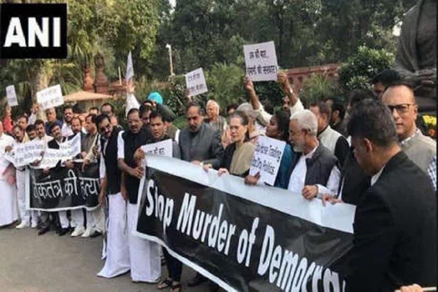 پارلیمنٹ احاطے میں مہاراشٹرکے موضوع پراحتجاج کرتے ہوئے سونیا گاندھی سمیت کانگریس کے لیڈران۔ تصویر: اے این آئی